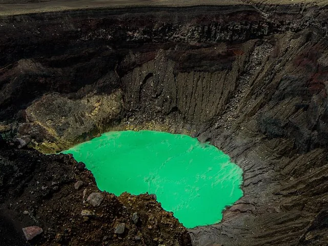 Lago de azufre de color verde brillante dentro del cráter del Volcán Santa Ana