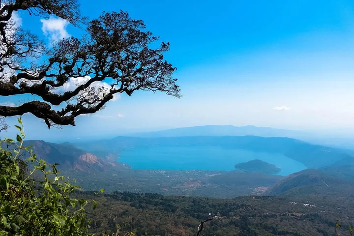 Panoramablick auf den Coatepeque-See von einem hohen Aussichtspunkt mit Bäumen