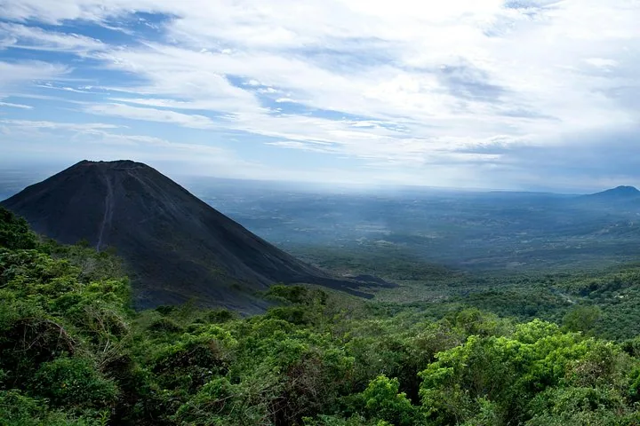 Vista del Volcán de Izalco desde las laderas rodeadas de vegetación verde